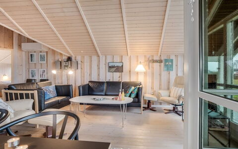 Bryngeir - 100M from the Sea: Bleu, Chalet, Maison, Domicile, Ferme, Biens, Siding