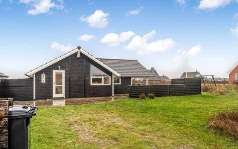 Bryngeir - 100M from the Sea: Bleu, Chalet, Maison, Domicile, Ferme, Biens, Siding