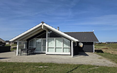 Bryngeir - 100M from the Sea: Bleu, Chalet, Maison, Domicile, Ferme, Biens, Siding