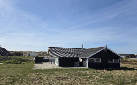 Bryngeir - 100M from the Sea: Bleu, Chalet, Maison, Domicile, Ferme, Biens, Siding