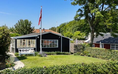 Lilie - 150M from the Sea: Chalet, Arrière-Cour, Cour, Batiments Jardin, Cabanon, Siding, Mobilier De Jardin, Cabane En Rondins, Structure En Plein Air, Cabane