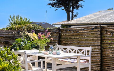 Lilie - 150M from the Sea: Chalet, Arrière-Cour, Cour, Batiments Jardin, Cabanon, Siding, Mobilier De Jardin, Cabane En Rondins, Structure En Plein Air, Cabane