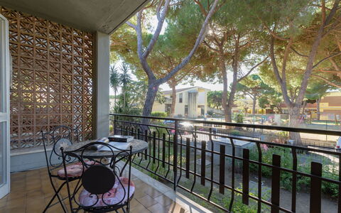 Casamare: Porche, Balcon, Ombre, Chaise, Mobilier De Jardin, Cour, Tache De Bois, Structure En Plein Air, Balustrade, Eco Hôtel