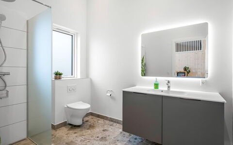 Gillis - 1Km from the Sea: Mur, Design Intérieur, Sol, Salle De Bains, Luminaire Plomberie, Sol, Armoire De Toilette, Plafond, Plomberie, Robinet