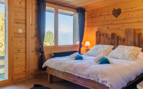 Le Bouquetin: Meubles, Chambre, Bois, Design Intérieur, Lit, Literie, Drap De Lit, Pièce, Plafond, Éclairage