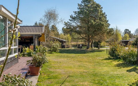 Hakon - 1Km from the Sea: Herbe, Arbuste, Jardin, Maison, Lot Terre, Zone Rurale, Domicile, Pelouse, Chalet