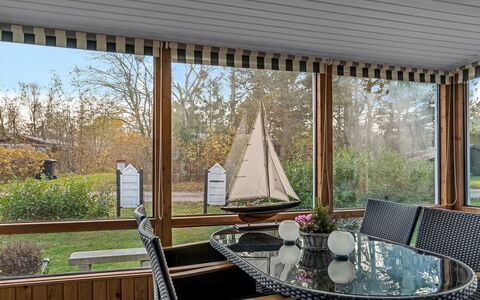 Hakon - 1Km from the Sea: Meubles, Bois, Design Intérieur, Chaise, Ombre, Verre, Plafond, Porche, Eco Hôtel, Table Cuisine Et Salle A Manger
