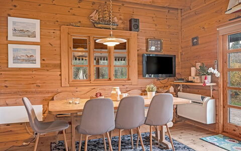 Hakon - 1Km from the Sea: Meubles, Design Intérieur, Sol, Bois, Sol, Table, Plafond, Table Cuisine Et Salle A Manger, Domicile, Salle À Manger