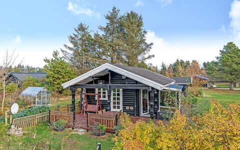 Hakon - 1Km from the Sea: Bois, Maison, Toit, Chalet, Domicile, Zone Rurale, Siding, Batiments Jardin, Porche, Cabane En Rondins