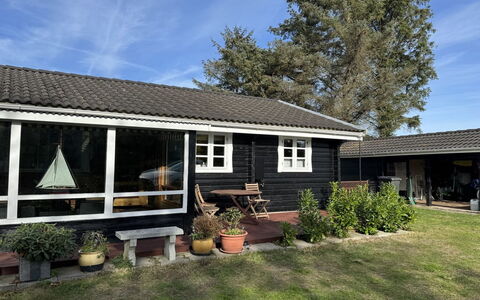 Hakon - 1Km from the Sea: Toit, Maison, Domicile, Chalet, Siding, Porte, Cour, Pelouse, Ombre, Jardin