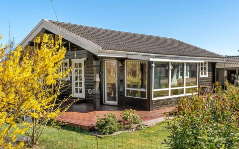 Hakon - 1Km from the Sea: Chalet, Arrière-Cour, Cour, Batiments Jardin, Cabanon, Siding, Mobilier De Jardin, Cabane En Rondins, Structure En Plein Air, Cabane