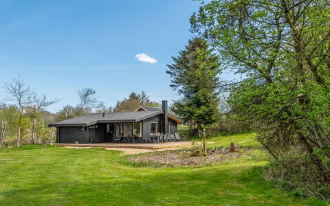 Wenche - 840M from the Sea: Herbe, Maison, Arbuste, Domicile, Chalet, Paysage, Toit, Lot Terre, Zone Rurale