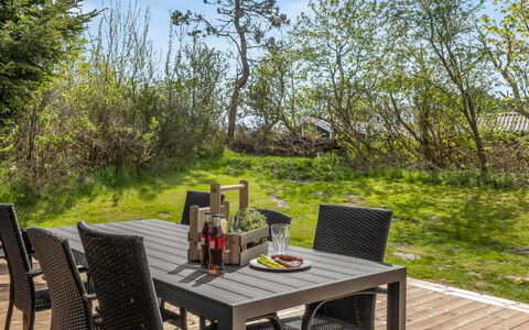 Wenche - 840M from the Sea: Meubles, Design Intérieur, Bois, Plafond, Sol, Sol, Parquet, Table Cuisine Et Salle A Manger, Table, Luminaire