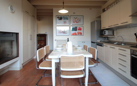 Calicantus, Verona, Pool, Wifi: Meubles, Design Intérieur, Sol, Cuisine, Sol, Bois, Chaise, Plafond, Table Cuisine Et Salle A Manger, Table