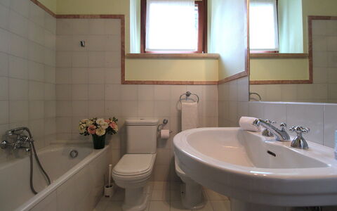 Calicantus, Verona, Pool, Wifi: Salle De Bains, Lavabo, Luminaire Plomberie, Mur, Sol, Design Intérieur, Évier, Sol, Robinet, Miroir