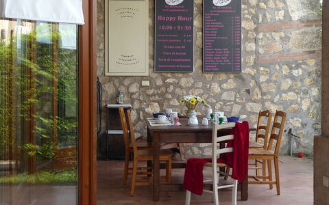Calicantus, Verona, Pool, Wifi: Meubles, Table, Bois, Design Intérieur, Chaise, Table Cuisine Et Salle A Manger, Salle À Manger, Restaurant, Tache De Bois, Pièce