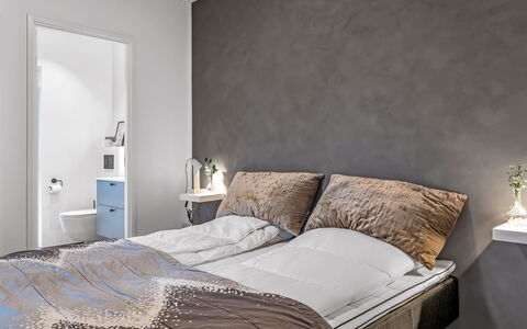 Barnet - 180M to the Fjord: Chambre, Lit, Design Intérieur, Meubles, Literie, Sol, Drap De Lit, Sol, Linge, Cadre De Lit