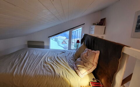 Balcons de Venosc: Meubles, Chambre, Design Intérieur, Sol, Drap De Lit, Lit, Sol, Bois, Literie, Linge