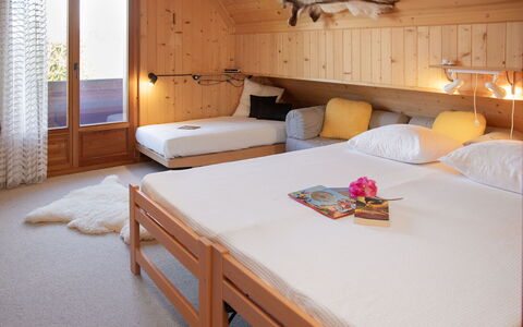 Chalet les Portes: Meubles, Bois, Design Intérieur, Chambre, Plafond, Domicile, Pièce, Lit, Literie, Drap De Lit