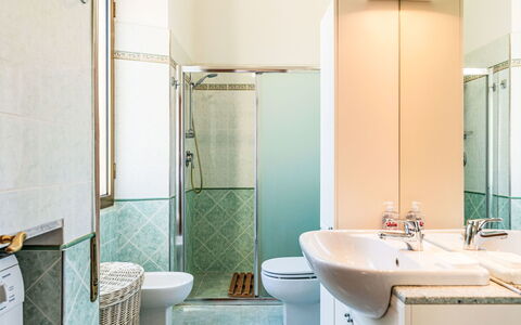 Casa del Mare: Salle De Bains, Sol, Luminaire Plomberie, Design Intérieur, Sol, Évier, Robinet, Lavabo, Plomberie, Tuile