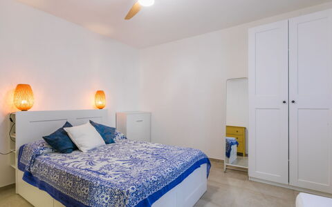 La Casetta: Meubles, Lit, Design Intérieur, Chambre, Mur, Sol, Sol, Drap De Lit, Literie, Bois