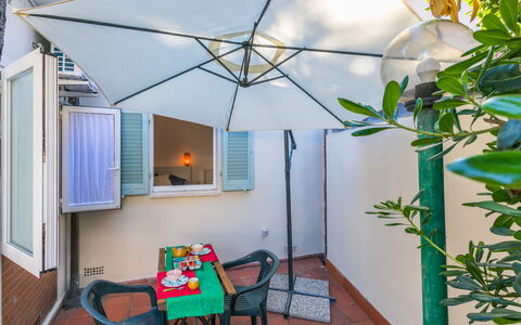 La Casetta: Meubles, Chaise, Mobilier De Jardin, Tableau De Plein Air, Ombre, Plante D'Appartement, Pot De Fleur, Table Cuisine Et Salle A Manger, Balcon, Patio