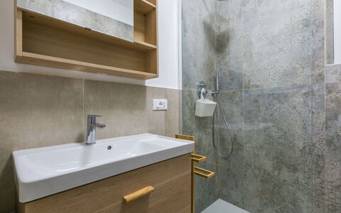 La Casetta: Luminaire Plomberie, Sol, Salle De Bains, Sol, Lavabo, Tuile, Robinet, Plomberie, Armoire De Toilette, Miroir