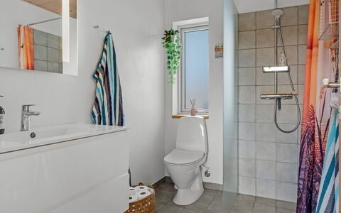 Benite - 600M from the Sea: Sol, Luminaire Plomberie, Sol, Évier, Salle De Bains, Toilette, Plomberie, Design Intérieur, Armoire De Toilette, Robinet