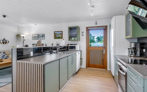 Naema - 500M from the Sea: Bois, Design Intérieur, Cuisine, Sol, Plafond, Appareil De Cuisine, Comptoir, Sol, Électroménager, Meubles