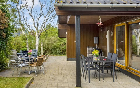 Naema - 500M from the Sea: Bois, Meubles, Appartement, Pièce, Plafond, Tache De Bois, Chaise, Dur, Vernis, Lumber