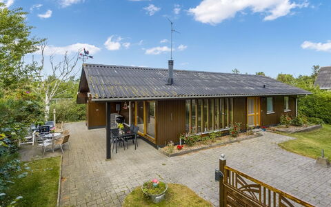 Naema - 500M from the Sea: Bois, Meubles, Appartement, Pièce, Plafond, Tache De Bois, Chaise, Dur, Vernis, Lumber