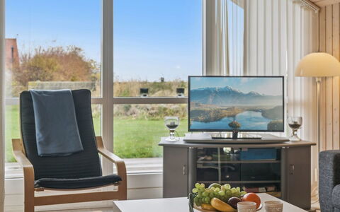 Terne - 90M from the Sea: Meubles, Design Intérieur, Télévision, Appareil Électronique, Téléviseur, Salon, Sol, Chaise, Table