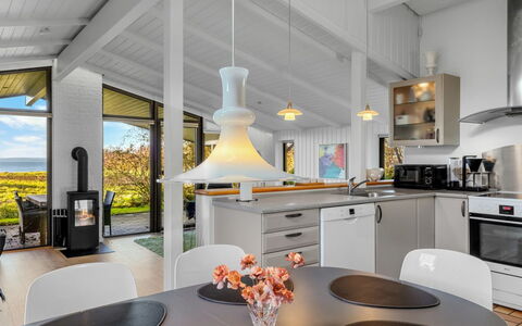 Sigbrit - 100M from the Sea: Design Intérieur, Plafond, Luminaire, Sol, Cuisine, Sol, Domicile, Pièce, Comptoir, Chaise