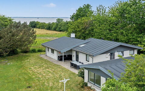 Sigbrit - 100M from the Sea: Toit, Maison, Domicile, Chalet, Siding, Biens, Allée, Batiments Jardin, Cour, Cabanon