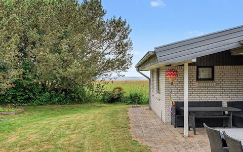 Sigbrit - 100M from the Sea: Toit, Maison, Domicile, Chalet, Siding, Biens, Allée, Batiments Jardin, Cour, Cabanon