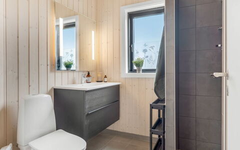 Jelisaveta - 45Km from the Sea: Sol, Sol, Luminaire Plomberie, Design Intérieur, Toilette, Salle De Bains, Bois, Siège De Toilette, Évier, Plomberie