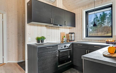 Jelisaveta - 45Km from the Sea: Bois, Cuisine, Appareil De Cuisine, Principaux Appliance, Comptoir, Dur, Électroménager, Tache De Bois, Cuisinière, Le Fourneau