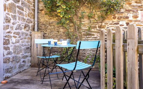 Le Nid de Cancale: Porche, Balcon, Domicile, Balustre, Balustrade, Clôture, Villa, Mobilier De Jardin, Tache De Bois, Eco Hôtel