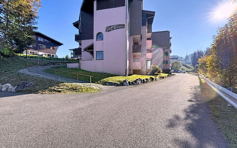 Résidence des Montagnes: Porche, Balcon, Domicile, Balustre, Balustrade, Clôture, Villa, Mobilier De Jardin, Tache De Bois, Eco Hôtel