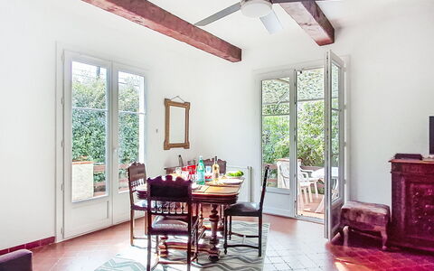 La Giono: Porche, Balcon, Domicile, Balustre, Balustrade, Clôture, Villa, Mobilier De Jardin, Tache De Bois, Eco Hôtel