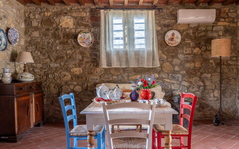 La Casina Honeymoon Cottage, Badia Agnano: Meubles, Table, Table Cuisine Et Salle A Manger, Design Intérieur, Chaise, Sol, Salle À Manger, Sol, Pot De Fleur, Pièce