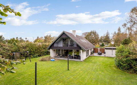 Gia - 500M from the Sea: Toit, Maison, Domicile, Chalet, Porte, Siding, Plate-Forme, Porche, Planche, Dur