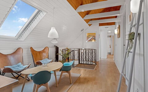 Gia - 500M from the Sea: Toit, Maison, Domicile, Chalet, Porte, Siding, Plate-Forme, Porche, Planche, Dur