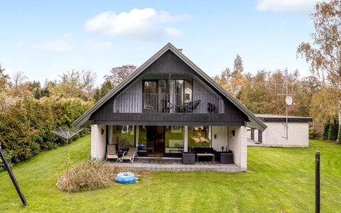 Gia - 500M from the Sea: Toit, Maison, Domicile, Chalet, Porte, Siding, Plate-Forme, Porche, Planche, Dur