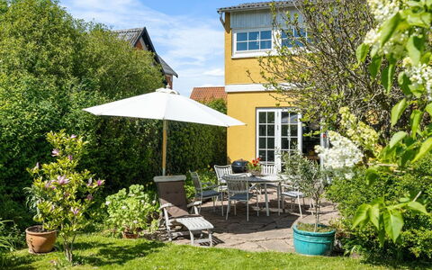 Rosamunde - 350M from the Sea: Vert, Arbuste, Jardin, Maison, Domicile, Chalet, Meubles, Pot De Fleur, Lot Terre
