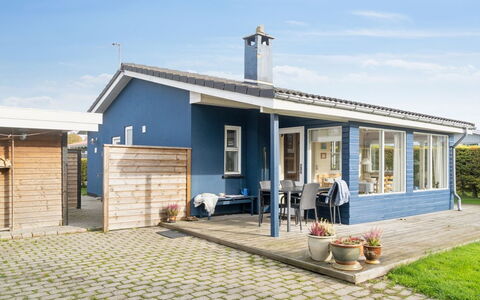 Elle - 175M from the Sea: Fenêtre, Domicile, Maison, Porte, Chalet, Toit, Siding, Lot Terre, Porche, Biens