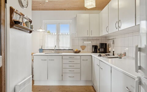 Elle - 175M from the Sea: Cuisine, Appareil De Cuisine, Comptoir, Sol, Cabinetry, Bois, Principaux Appliance, Design Intérieur, Plafond, Sol