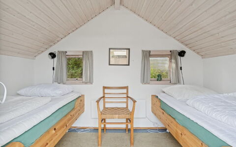 Elle - 175M from the Sea: Lit, Bois, Design Intérieur, Chambre, Plafond, Meubles, Sol, Domicile, Cadre De Lit, Literie