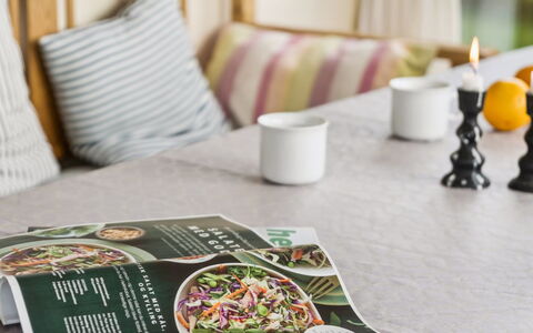 Elle - 175M from the Sea: Vaisselle, Table, Serveware, Aliments, Drinkware, Ingrédient, Vaisselle, Assiette, Linge
