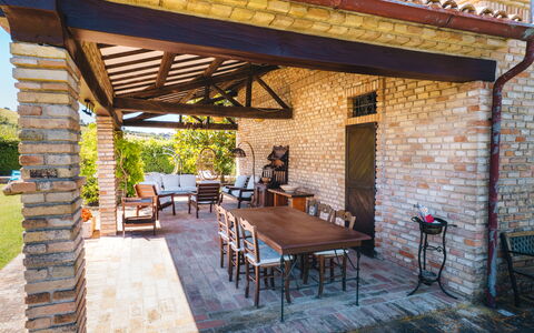 Villa Incanto: Meubles, Tableau De Plein Air, Chaise, Mobilier De Jardin, Ombre, Structure En Plein Air, Porche, Brique, Patio, Colonne